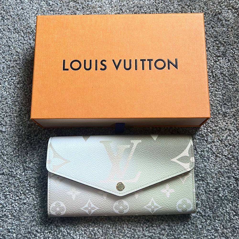 LOUIS VUITTON Sarah Wallet NM Spring in the City Monogram Giant Canvas